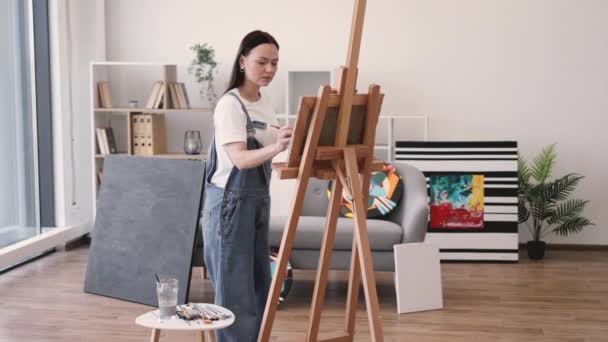 Selective Focus Beautiful Lady Oversized Jumpsuit Holding Brush Palette While — Stock Video