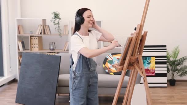 Kot Tulumlu Mutlu Esmer Sanatçı Fırçayı Profesyonelce Kullanırken Aynı Zamanda — Stok video