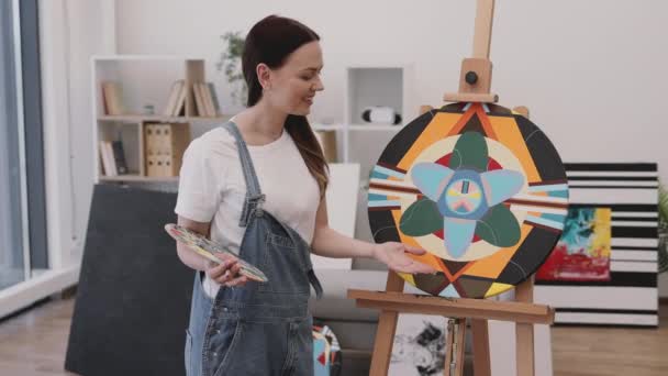 Portret Van Een Zelfverzekerde Vrouwelijke Artiest Die Zijn Palet Vasthoudt — Stockvideo