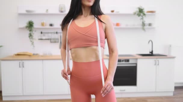 Spor Kıyafetli Esmer Bir Kadının Mutfak Arka Planında Dinlenirken Boynuna — Stok video