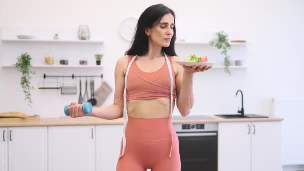 Portret Van Een Ontspannen Dame Gymkleding Met Bord Met Dieetschotel — Stockvideo