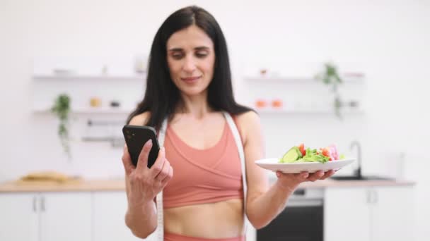 Wanita Kaukasia Yong Menggunakan Aplikasi Penghitung Kalori Pada Smartphone Untuk — Stok Video