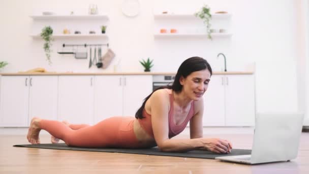 Ισχυρή Γυναίκα Στέκεται Plank Θέση Και Βλέποντας Κίνητρο Βίντεο Online — Αρχείο Βίντεο