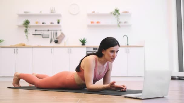 Atletisch Vrouwtje Met Donker Haar Oefent Yogamat Gezellige Keuken Volgt — Stockvideo