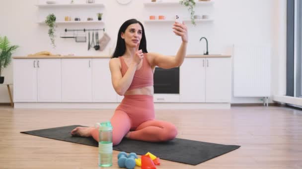 Slank Brunette Kvinde Gør Selfie Smartphone Mens Laver Regelmæssig Træning – Stock-video