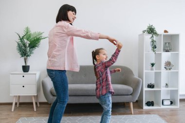 Geniş oturma odasında neşeli melodiler eşliğinde sallanan kot pantolonlu, mutlu ergen bir çocuk. Rahatlamış anne-kız ikilisi yaklaşan doğum günü partisinin komik provasını yapıyorlar..