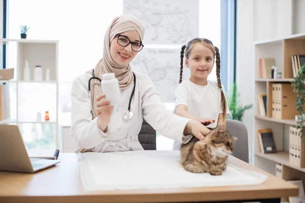 Pozitív Arab Hidzsábban Gyógyszeres Üveggel Kezében Miközben Macskát Simogat Kaukázusi — Stock Fotó