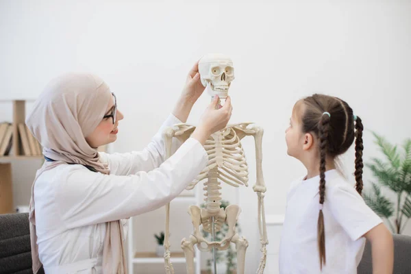 Muszlim Hölgy Fejkendőben Mozog Alsó Állkapcsa Koponya Anatómia Modell Orvosok — Stock Fotó