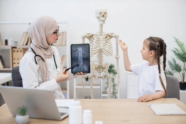 Okos Kisgyerek Aki Orvosok Csontvázára Mutat Míg Arab Hidzsáb Szakértő — Stock Fotó