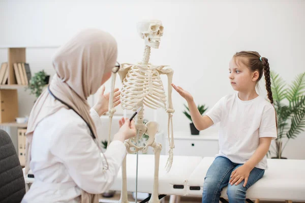 Közelkép Tinédzser Kaukázusi Lány Mutatva Bordák Csontváz Modell Orvosok Rendelőjében — Stock Fotó