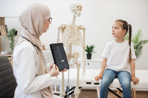 Fehér Lány Néz Csontváz Modell Orvosok Irodájában Míg Muszlim Radiológus — Stock Fotó