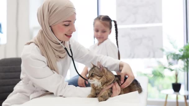 Agradável Sorridente Profissional Veterinário Feminino Vestido Com Uniforme Branco Hijab — Vídeo de Stock