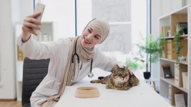 Mujer Musulmana Sonriente Pañuelo Para Cabeza Mirando Cámara Frontal Del — Vídeos de Stock