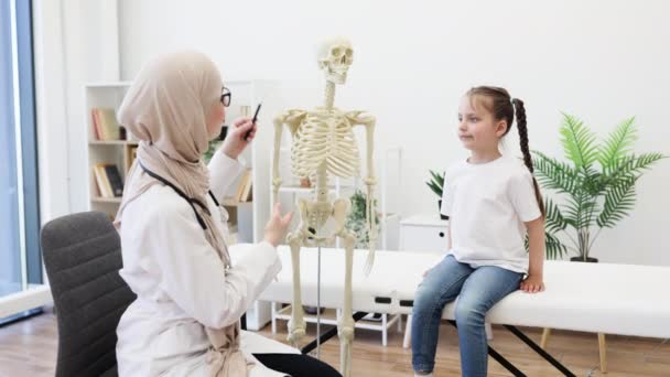 Criança Caucasiana Adorável Jeans Perguntando Médico Feminino Sobre Modelo Ensino — Vídeo de Stock