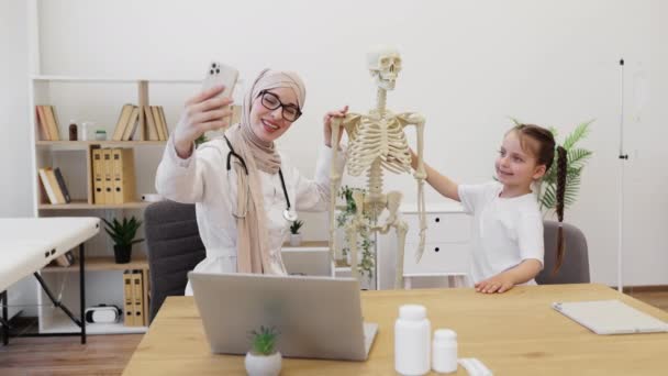 Mosolygó Muszlim Hölgy Kaukázusi Lány Szelfit Készít Anatómiai Modellel Modern — Stock videók