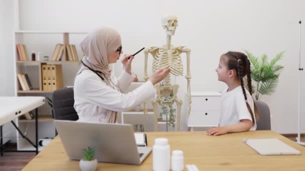 Visão Lateral Médico Muçulmano Lenço Cabeça Falando Com Menina Pré — Vídeo de Stock