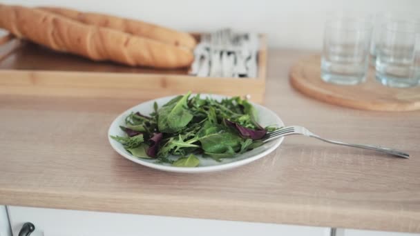 Νόστιμο Υγιεινό Γεύμα Πιρούνι Στην Κουζίνα Λευκό Μπολ Φρέσκια Σαλάτα — Αρχείο Βίντεο