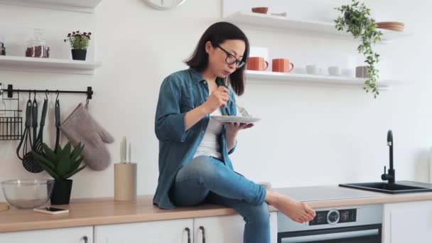 Çekici Bir Kadın Şık Bir Mutfakta Vejetaryen Yemeğiyle Tezgahta Dinleniyor — Stok video
