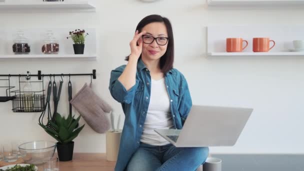 Upptagen Asiatisk Kvinna Som Använder Bärbar Dator Medan Sitter Mot — Stockvideo