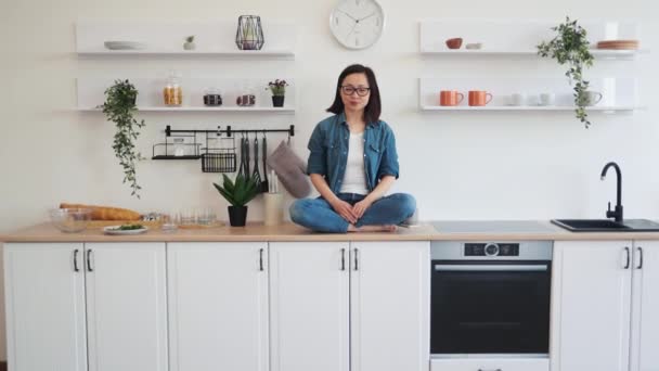 Pacífica Asiático Mulher Meditando Enquanto Sentado Branco Designer Cozinha Set — Vídeo de Stock