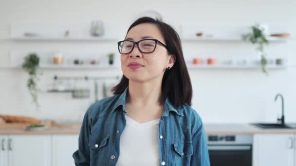 Close Zicht Aziatische Vrouw Gezellige Outfit Glimlachend Naar Camera Terwijl — Stockvideo