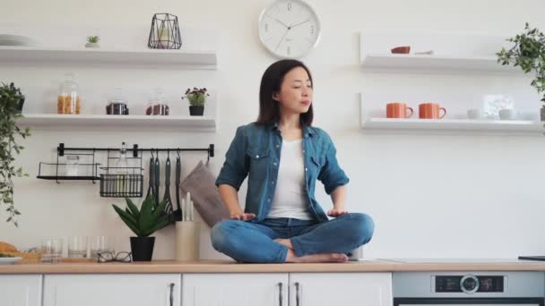 Vietnamlı Bir Kadın Lotus Meditasyon Yaparken Elleri Anjali Mudra Poz — Stok video