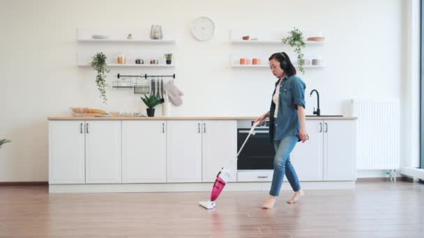 Mulher Descalça Vívida Limpando Chão Cozinha Com Vácuo Vertical Enquanto — Vídeo de Stock