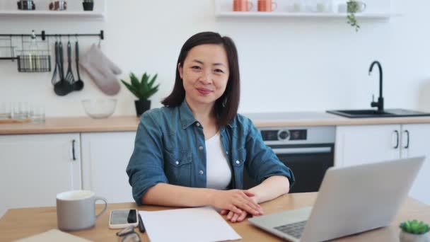 Portret Uśmiechniętej Chinki Pozującej Cyfrowymi Urządzeniami Dokumentami Biurku Wygodnym Pomieszczeniu — Wideo stockowe