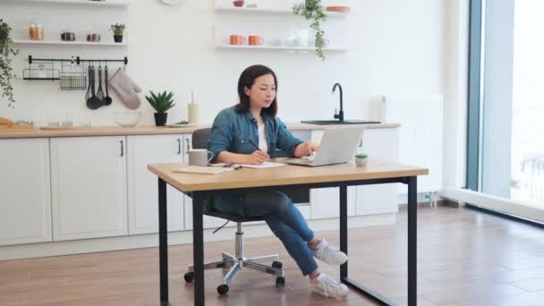 Pełna Długość Widok Zajęty Chiński Kobieta Przytulnym Stroju Pracy Laptopie — Wideo stockowe