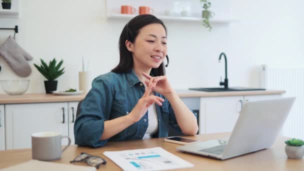 Kot Elbiseli Koreli Kadını Beyaz Mutfak Konforunda Bilgisayar Aracılığıyla Brifinge — Stok video