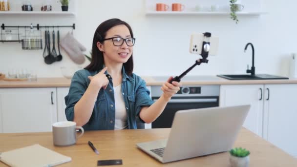 Energetische Vrouwelijke Filmen Zichzelf Selfie Stick Met Moderne Smartphone Voor — Stockvideo