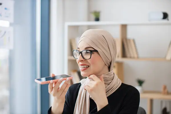 직장에서 머물면서 스피커를 스마트 폰에서 안경에 매력적인 아라비아 여성의 닫습니다 — 스톡 사진