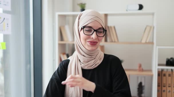 Πορτρέτο Της Όμορφης Γυναίκας Muslim Φουλάρι Κοιτάζοντας Κάμερα Χαμόγελο Στο — Αρχείο Βίντεο