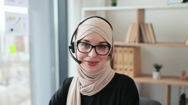 Retrato Una Hermosa Mujer Con Auriculares Sobre Una Bufanda Musulmana — Vídeos de Stock
