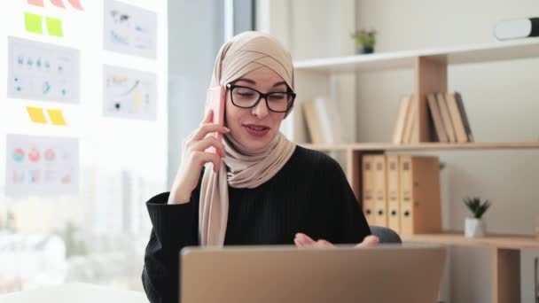 Attraente Donna Araba Hijab Occhiali Che Parla Sul Telefono Cellulare — Video Stock