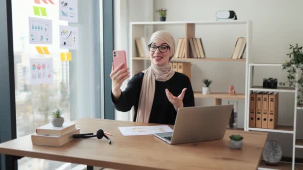 Веселая Арабская Женщина Общающаяся Онлайн Через Интернет Приложение Смарт Устройстве — стоковое видео