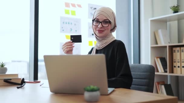 Счастливая Женщина Черной Кредитной Картой Руке Работая Офисе Управляет Современным — стоковое видео
