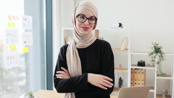 Πορτρέτο Του Χαμογελαστού Αραβικού Ενήλικα Γυαλιά Που Κάθεται Στην Άκρη — Αρχείο Βίντεο