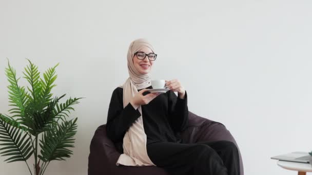 Retrato Una Hermosa Mujer Traje Formal Musulmán Bebiendo Café Mientras — Vídeo de stock