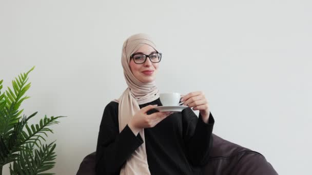 Портрет Красивой Женщины Мусульманском Формальном Наряде Пьющей Кофе Отдыхающей Мягком — стоковое видео