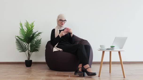 직장에서 휴대폰을 디지털 서신에 안경에 즐거운 아라비아 연결을 통신을 히잡에서 — 비디오