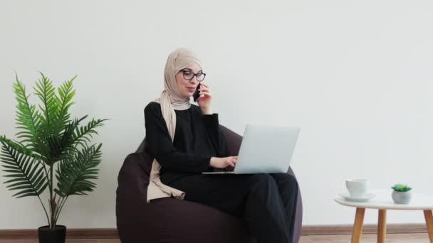 Zachwycony Młoda Kobieta Muslimah Strój Formalny Rozmowy Smartfonie Podczas Korzystania — Wideo stockowe