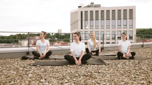 Grupp Unga Kvinnor Sportkläder Utövar Lotus Posera Med Händerna Gyansk — Stockvideo