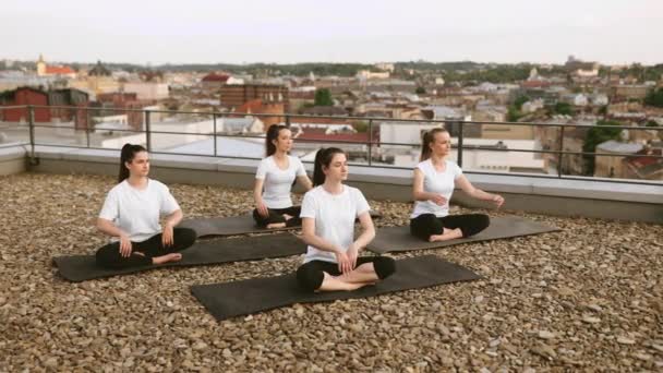 Vier Charmante Dames Knusse Kleren Mediteren Gekruiste Positie Matten Tijdens — Stockvideo