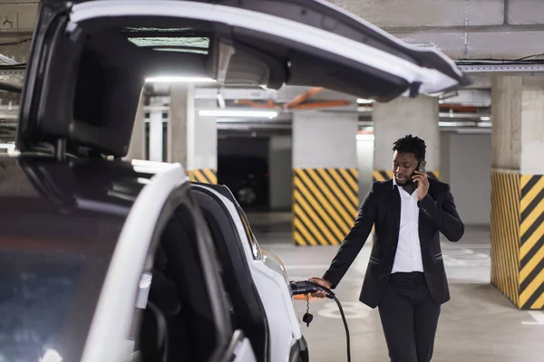 Pria Paruh Baya Memegang Konektor Listrik Kendaraan Penggerak Baterai Sambil — Stok Foto