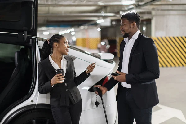 Rekan Kerja Afrika Amerika Terlibat Dalam Percakapan Sementara Mendapatkan Car — Stok Foto