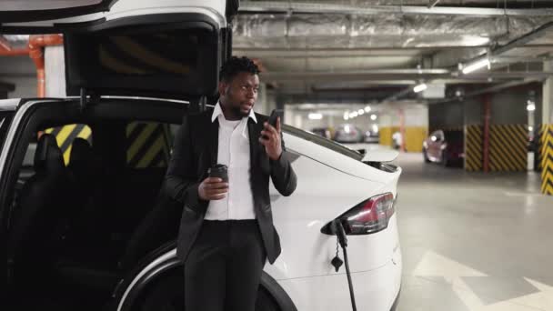 Africano Americano Com Bebida Receber Telefonema Enquanto Espera Por Car — Vídeo de Stock