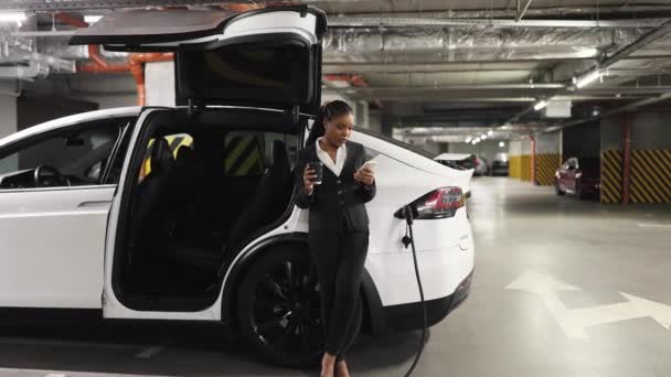 Çekici Afrikalı Kadın Otoparkta Otomobilin Yanında Dururken Mobil Uygulamayla Ses — Stok video