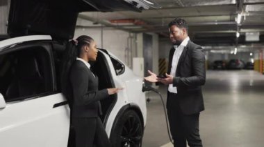 Afrikalı iş adamları EVs 'in otoparkında kalırken el sıkışma konusunda anlaştılar. Resmi olarak pozitif girişimciler ofis dışındaki başarılı iş anlaşmalarını kutluyorlar..