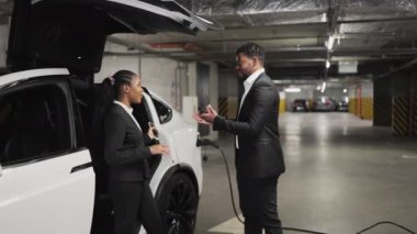 Afrikalı iş adamları EVs 'in otoparkında kalırken el sıkışma konusunda anlaştılar. Resmi olarak pozitif girişimciler ofis dışındaki başarılı iş anlaşmalarını kutluyorlar..